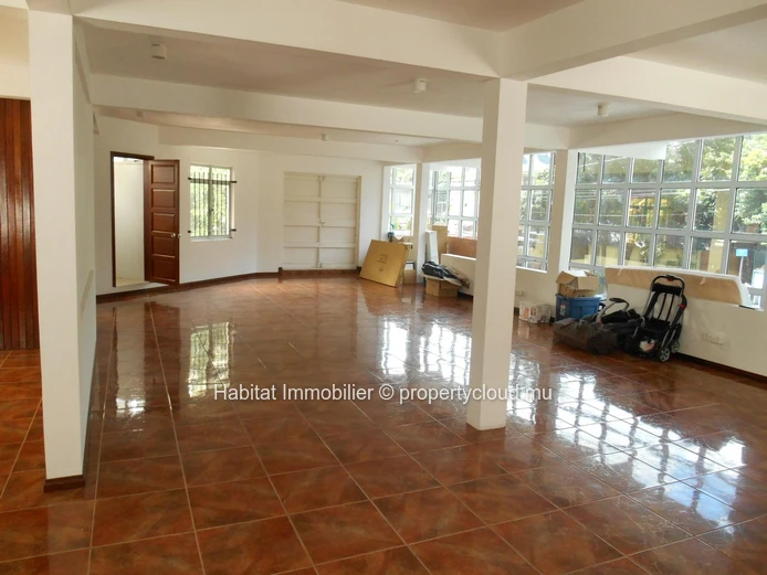 Commercial building of 300 m2 on a plot of land of 83 toises located in Vacoas