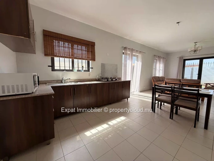 2-Bedroom Apartment with Shared Pool for Rent – 500m from Flic-en-Flac Beach