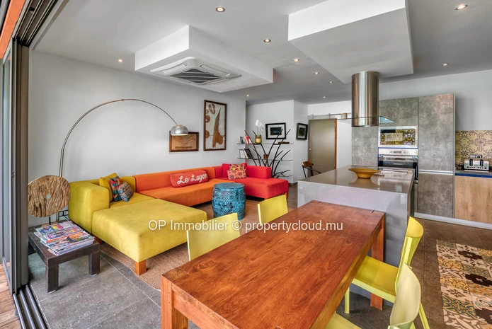 Penthouse à vendre à Péreybère, Grand Baie, 94m², 2 chambres, piscine commune, vue mer, meublé, climatisé. Rs 42M.