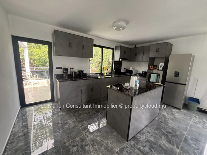 Villa 5 chambres à vendre à Flic en Flac avec jardin