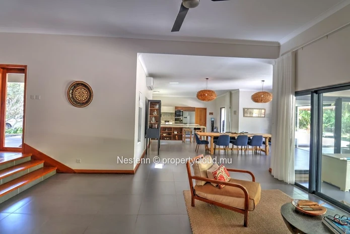 Superbe propriété de plain pied de 4 chambres située dans un écrin de verdure