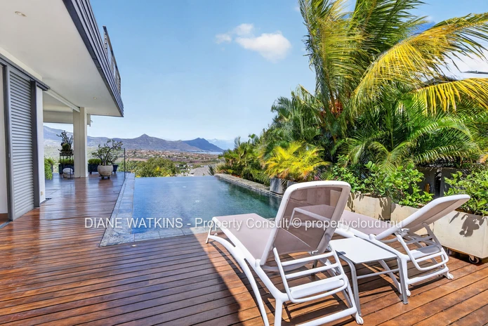 Villa RES contemporaine à vendre à Rivière Noire | Vue panoramique sur le lagon bleu