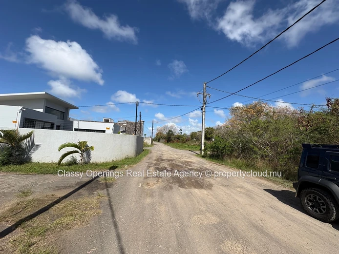 850 m² Grand Baie Land — Quiet Street, Near Bus, School & Shops