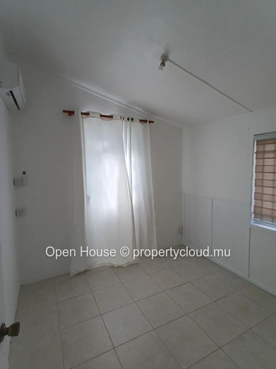5-Bedroom Villa for Rent in Tamarin, 280m² Living Space, beach access