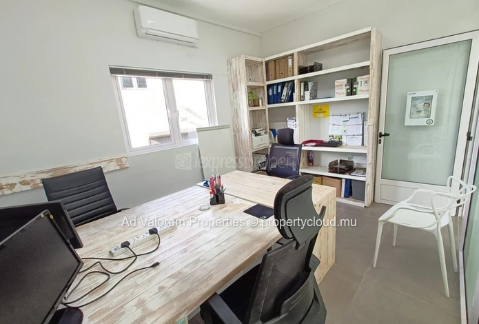 À louer – Bureau indépendant de 13m² (rez-de-chaussée)