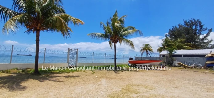 Villa d’Exception Pieds dans l’Eau avec 2 piscines, Accès Direct à la Mer, Business Locatif Actif et Vue Panoramique