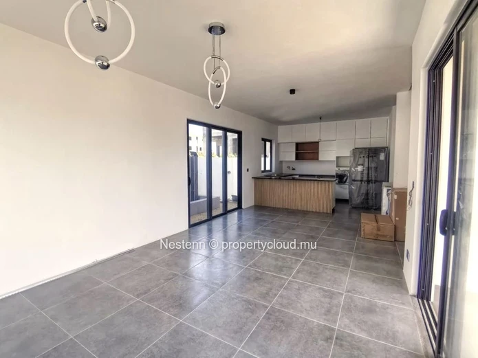 Villa moderne de 4 chambres : intérieur non meublé, cuisine entièrement équipée