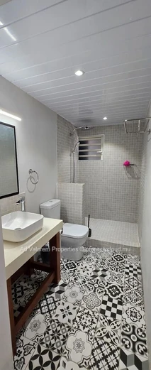 For Sale – Elegant architect-designed villa of 200 m² in Albion