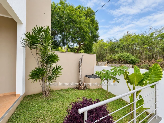 TRIPLEX WITH SWIMMING POOL AND GARDEN Discover this exceptional triplex that perfectly combines comfort and space. Id...