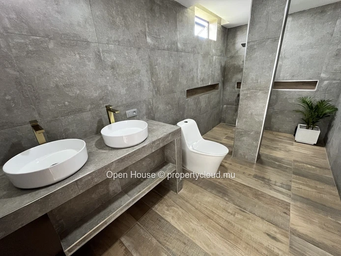3-bedroom penthouse with private pool for rent in Péreybère