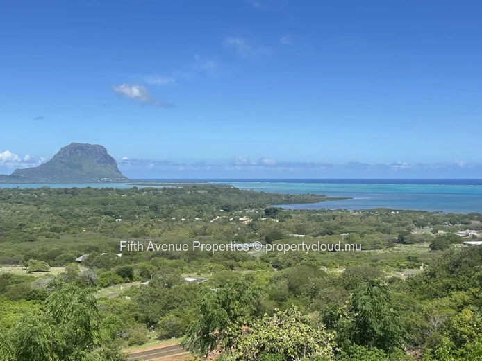 BLACK RIVER - Land with sea and mountain views