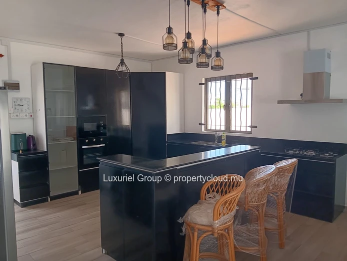 Élégante Villa Neuve avec Rooftop Aménagé et Piscine