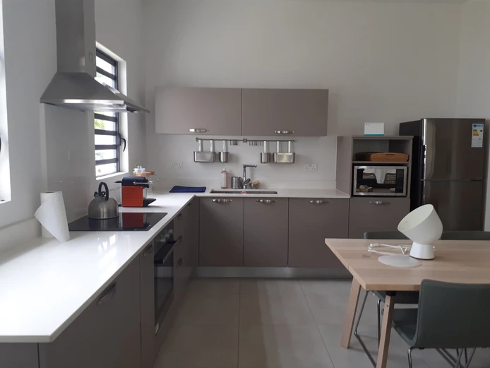 Duplex à louer à Rivière Noire - Black River, 215m², 3 chambres, piscine privée, proche écoles, arrêt de bus, golf, h...