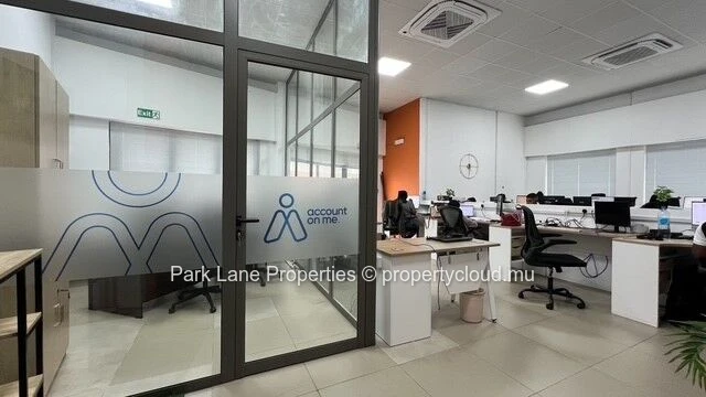 High exposure commercial building in the heart of Quatre Bornes – Exceptional visibility 