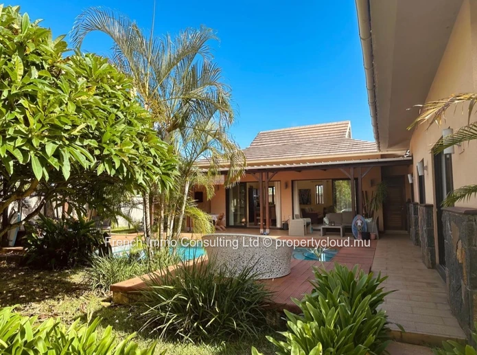 Belle villa de 4 chambres, 305 M2 hab sur 685 M2 de jardin tropical, accessible aux étrangers 