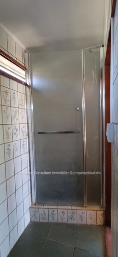 Ideal house for remote work with office, private pool, close to beach, shops and public transport.