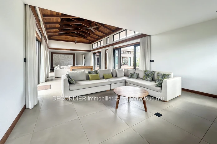 Contemporary villa located in a secure residence
