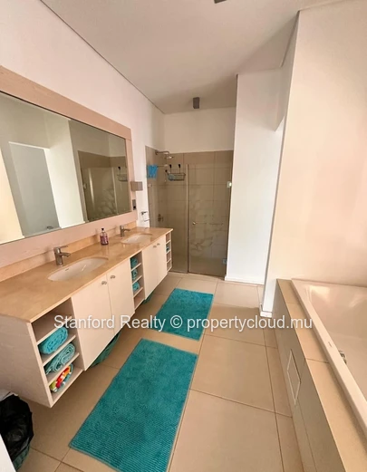 Villa de Luxe de 4 Chambres en Bord de Rivière à Vendre – Tamarin, Ouest