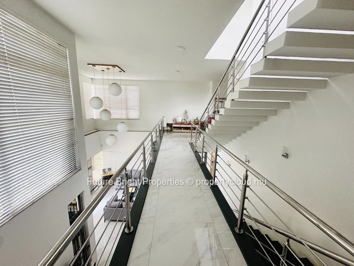 À vendre : Une œuvre contemporaine avec un terrain expansif et un cadre de vie de luxe.