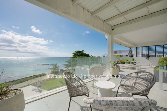 Beachfront Penthouse in Pereybère – 384 m², Plunge Pool