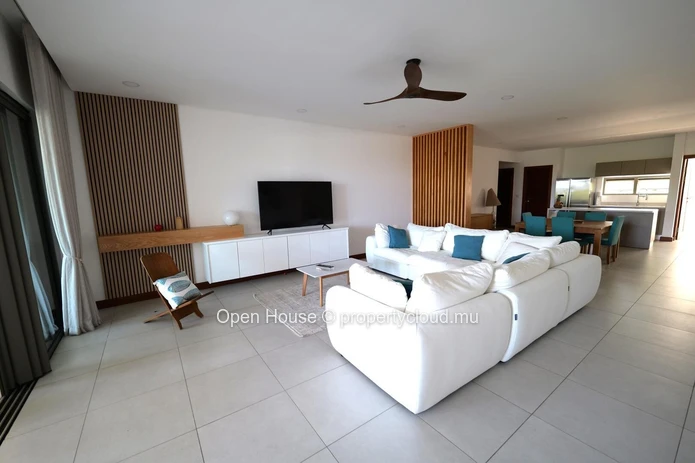 For rent - Apt - Pointe aux Canonniers: partial sea view - 3 en-suite bedrooms - covered terrace - communal pool - gy...