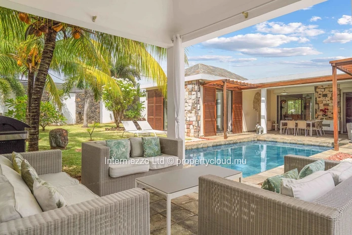 Élégante Villa avec Piscine, Jardin et Terrasse Couverte à Pereybere – Résidence Privée Sécurisée (RES)
