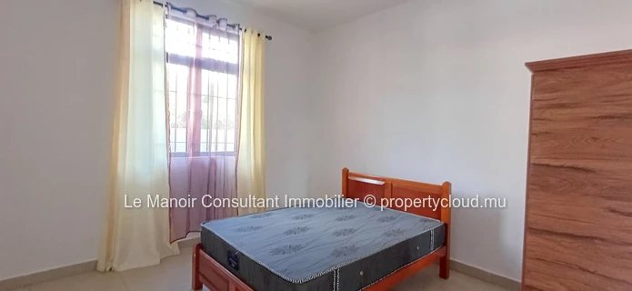 Ground floor apartment 2 bedrooms with private garden and entrance