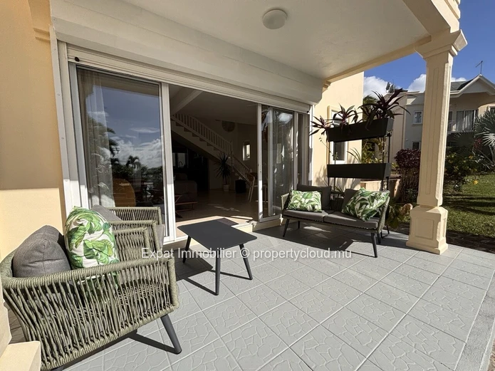 Contemporary 3-Bedroom Duplex Overlooking The Lagoon And Coin De Mire – Calodyne