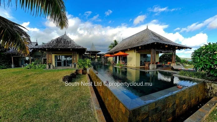 Sea-view villa with beach access