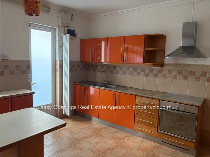 Charming 5-Bed Villa with Fireplace & Garage in Curepipe