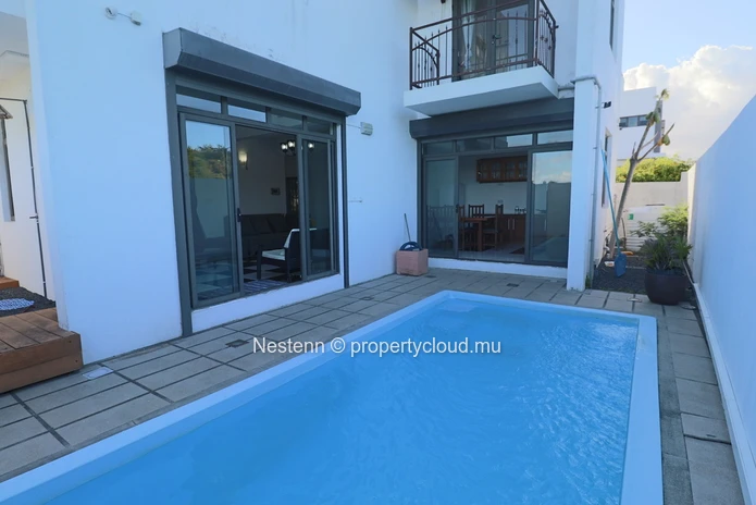 Superbe villa en duplex avec piscine et grand jardin arboré