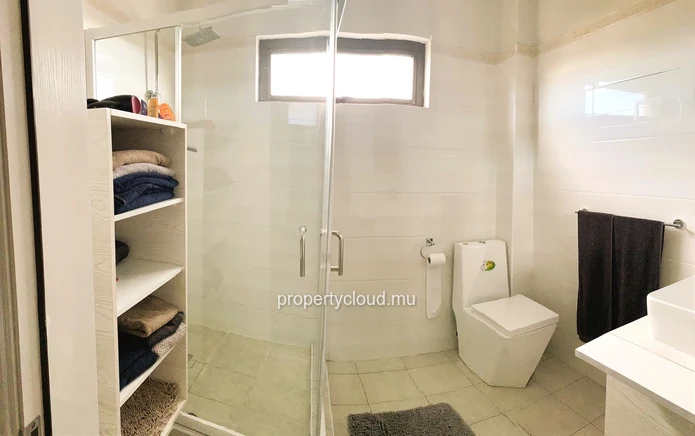 À vendre appartement 3 chambres au dernier étage avec jacuzzi et vue dégagée Flic en Flac ile Maurice vue imprenable ...