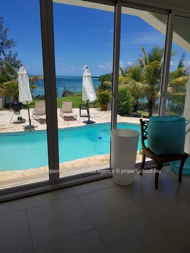 Villa bord de mer à Calodyne — piscine, vue lagon