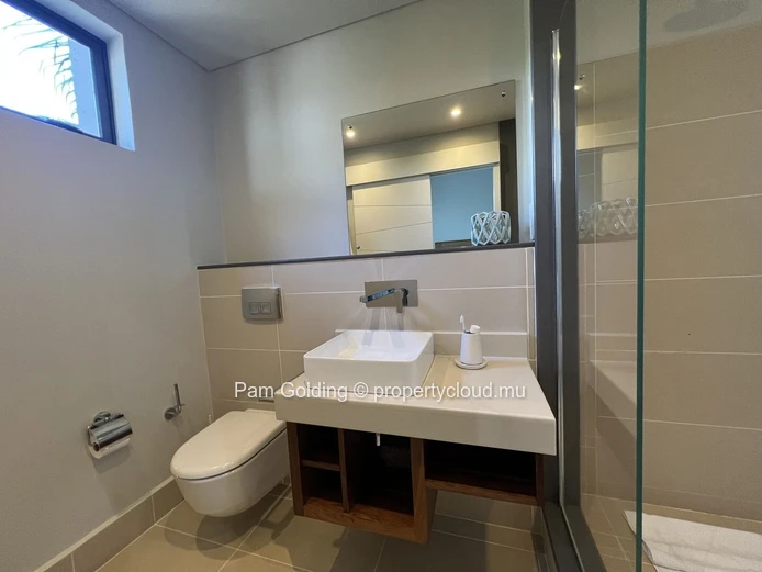 Appartement meublé de 3 chambres à La Balise Marina, Rivière Noire – Accès direct à l’océan et vues sur les montagnes