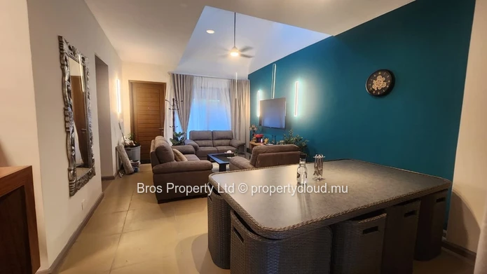 Luxueuse et moderne maison de ville de 4 chambres à louer à 90 000 Rs/mois - Azuri, Roches Noires