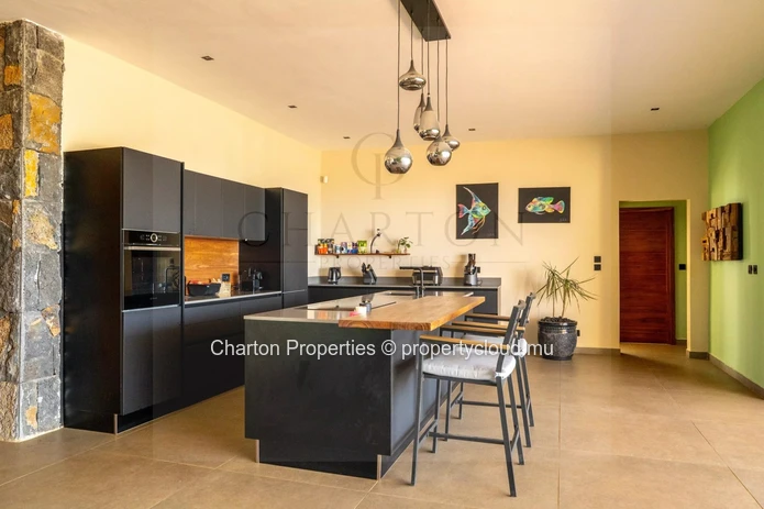 Contemporary 4-bedroom en suite villa with exceptional panoramic view of the sea and mountains