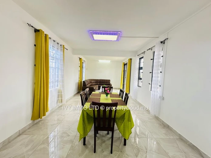 Spacieuse villa de 4 chambres avec salle de bains attenante à louer – Belle Mare | 50 000 roupies par mois