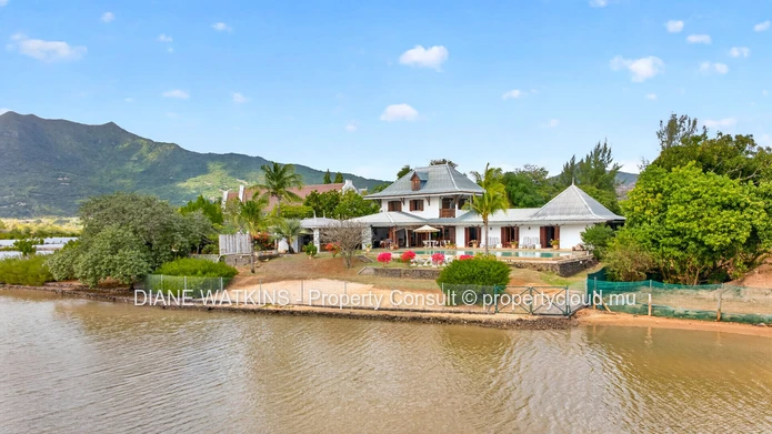 An Exceptional Waterfront Estate on Îlot Fortier