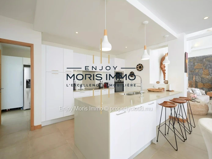 Contemporary villa for sale in Grand Baie – Mauritius – 3 suites + independent studio – Pool – Secured residence
