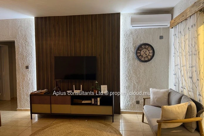 Stylish 2-Bed Apartment in Flic en Flac with Pool View