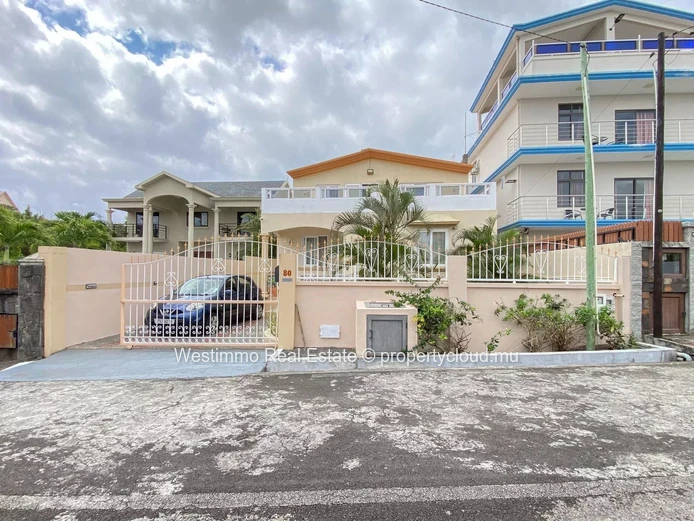 PEREYBERE - Seasonal rental 3-bedroom apartment on the ground floor of a villa