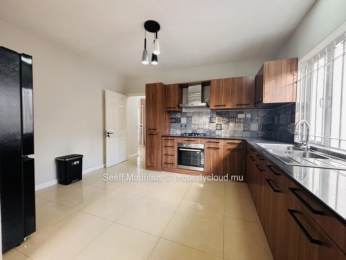 Spacieuse maison familiale avec piscine à Calodyne