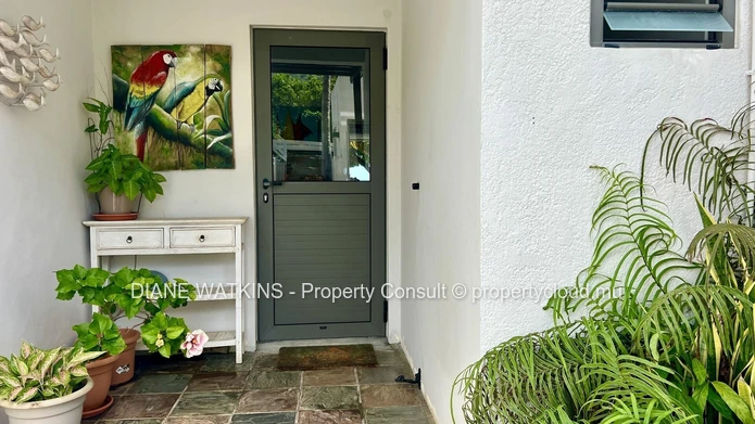 Rare 3-Bedroom Beachfront Villa for Rent in La Preneuse