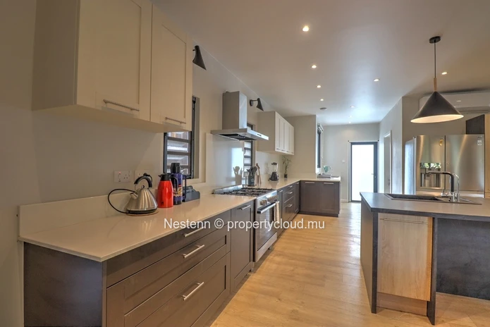 4-bedroom house  with secure garage and mountain view