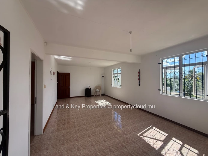 Maison de 6 Chambres à Vendre (Idéale pour 2 Familles) – Buckingham, Rose Hill