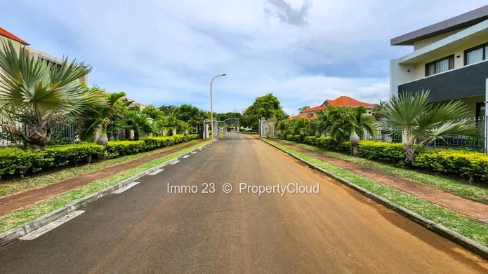 Terrain r00e9sidentiel - 2005m2 - Trianon - Ref. TE74974VE
