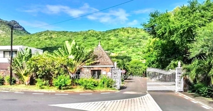 FOR SALE: 307 TOISES in the gated community Domaine de Saint Louis, Pailles 