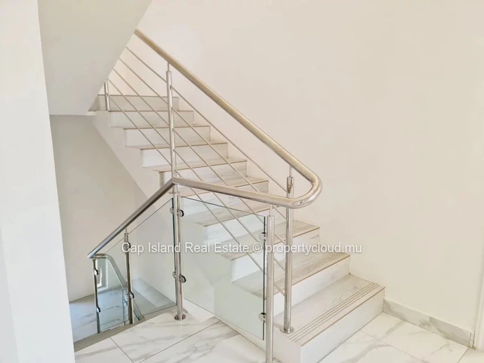 Contemporary villa close to amenities