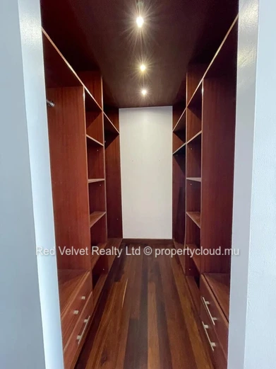 Spacious 300m² Penthouse with Terrace & Park Views