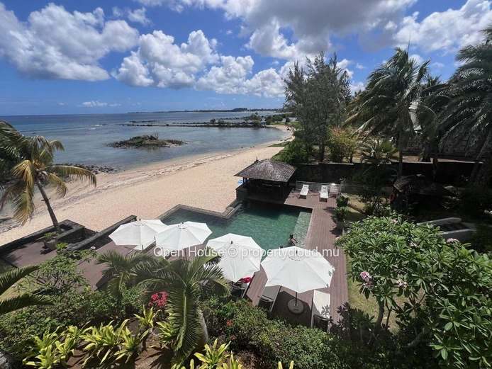 Penthouse pieds dans l'eau, vue panoramique sur la mer et la plage de trou aux biches, 3 chambres en suite. Piscine.